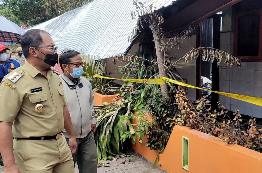 Danny Tinjau Kondisi SD yang Terbakar di Kelurahan Bakung